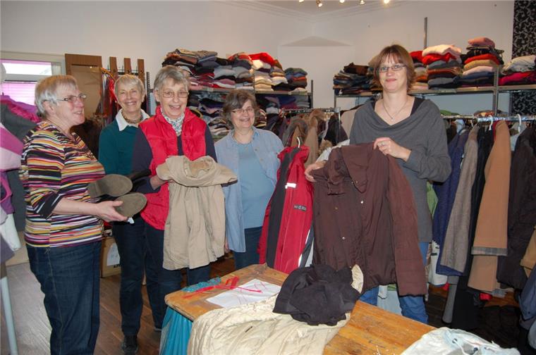 Die Hagener Kleiderkammer bleibt - und ist jetzt für alle offen Betreuen mit weiteren Ehrenamtlichen den "Anziehungspunkt Hagen": Margot Glabbatz, Hannelore Schmidt, Hildegard Mallow, Maria Denker und Gaby Hencken (von links). Das Bekleidungsangebot steht in Zukunft nicht nur Flüchtlingen, sondern allen Bürgern zur Verfügung. Foto Heß