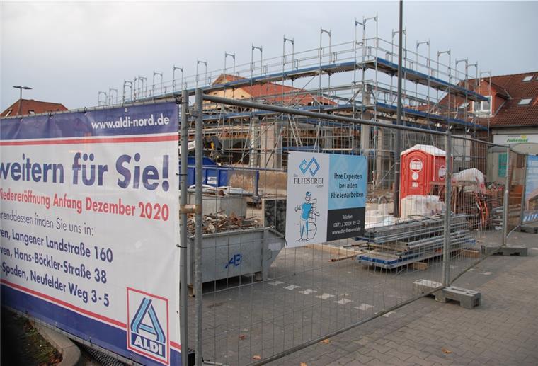 Langen: Aldi am Lindenhof-Zentrum wird erweitert Betriebsamkeit hinter Stangen und Streben: Die Baustelle zur Erweiterung der Aldi-Filiale am Lindenhof-Zentrum in Langen ist abgesperrt. Die Mitarbeiter der beteiligten Fachfirmen haben gut zu tun.