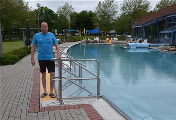 Betriebsleiter Ingo Wendland und seine Mitarbeiter haben das Freibadgelände des Nordenhamer Störtebekerbads nach allen Corona-Verordnungen hergerichtet.
