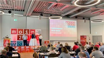 Betriebsräte aus norddeutschen Unternehmen haben auf einer Konferenz in Bremen über die Herausforderungen und Chancen des Strukturwandels gesprochen. 