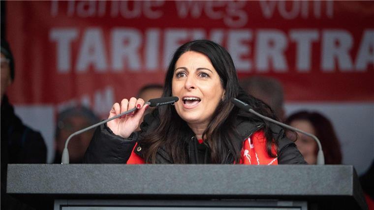 VW-Tarifrunde: Mehr als 6.000 protestieren in Wolfsburg Betriebsratschefin Daniela Cavallo spricht von einem Vorgeschmack auf das, was ab Dezember auf VW zu kommen könnte.
