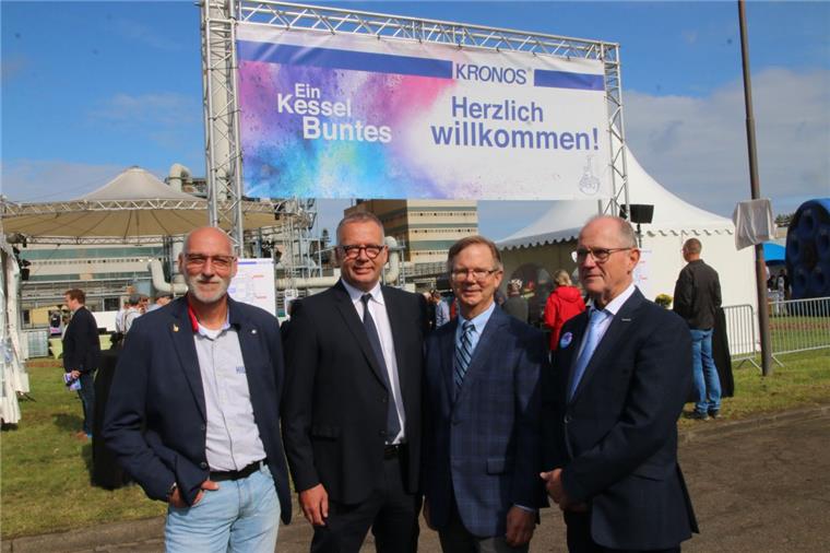 Kronos-Werk in Nordenham feiert runden Geburtstag Betriebsratsvorsitzender Oliver Wegener, Geschäftsführer Jürgen Theus, Konzernchef Rob Graham und Werkleiter Peter Aengeneyndt (von links) feierten mit der Belegschaft und deren Familien ein Fest.