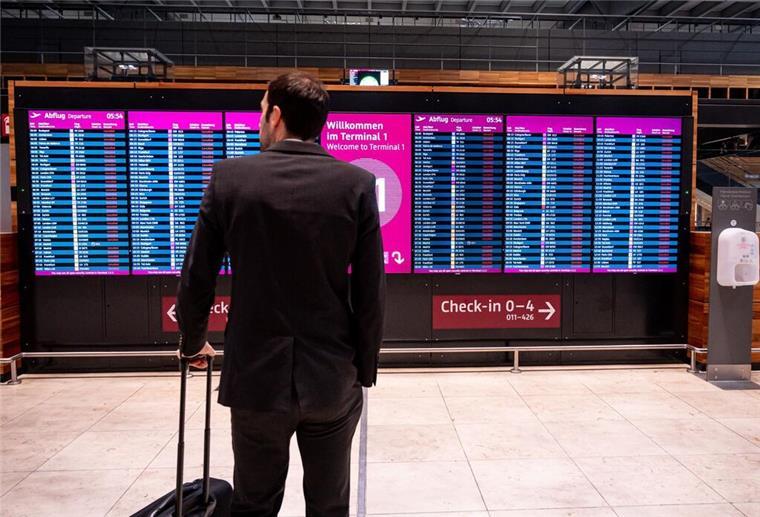 Klagen leicht gemacht: Neues Onlineportal für unzufriedene Fluggäste Ein Mann steht bei Warnstreiks von Verdi am Hauptstadtflughafen Berlin-Brandenburg BER vor der Anzeige mit gestrichenen Flügen. Beim Amtsgericht Königs Wusterhausen, das für den Hauptstadtflughafen BER zuständig ist, landen immer mehr Klagen gegen Airlines. Die Kunden verlangen meist Entschädigungen für ausgefallene oder verspätete Flüge. (zu dpa: «So viele Klagen wie nie von Fluggästen gegen Airlines»)
