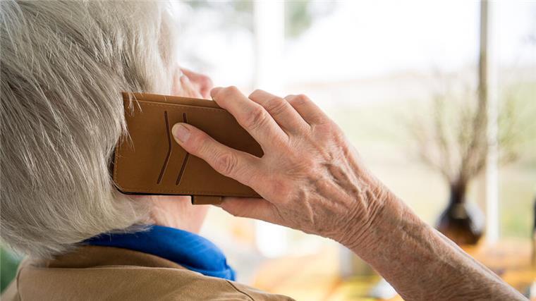 Schockanrufe im Cuxland: Senioren werden Ziel von Betrügern Eine Seniorin telefoniert mit einem Smartphone
