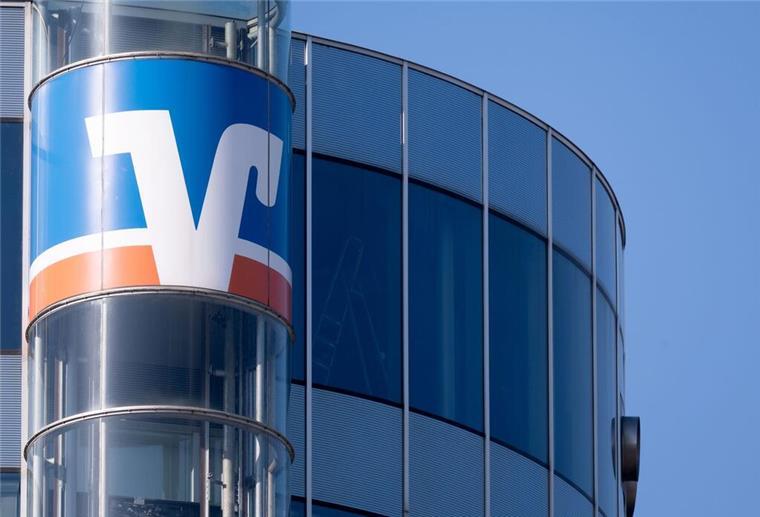 Das Logo der Volksbank ist an einem Gebäude der Volksbank Stuttgart in der Innenstadt zu sehen.