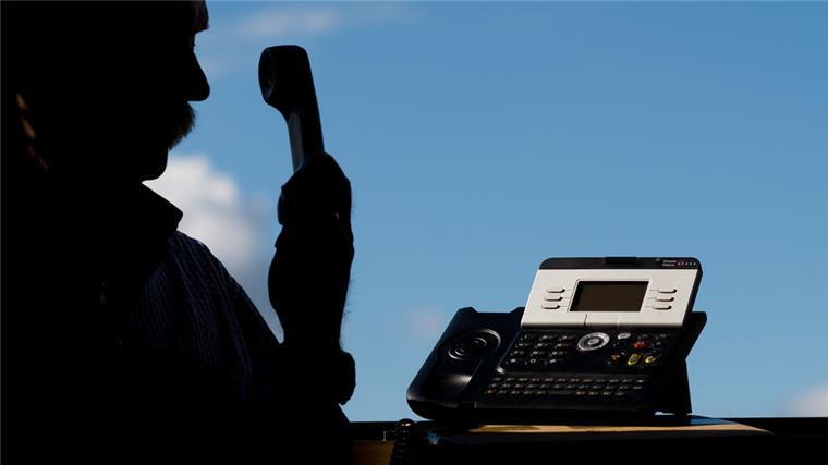 Betrüger schrecken vor nichts zurück: Seniorin fast um 20.000 Euro betrogen Der Schattenriss eines Mannes, der einen Telefonhörer in der Hand hält, ist zu sehen. Eine Seniorin aus Schiffdorf fiel beinahe einem Betrug zum Opfer. Falsche Polizisten forderten fast 20.000 Euro. Die echte Polizei konnte Schlimmeres verhindern.