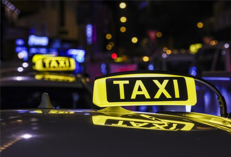ARCHIV - 31.12.2024, Nordrhein-Westfalen, Köln: Ein Taxi mit beleuchtetem Taxischild wartet in einer Schlange von Taxen auf Fahrgäste. (zu dpa: «Betrunkene stehlen Taxi und bauen mehrere Unfälle») Foto: Christoph Reichwein/dpa +++ dpa-Bildfunk +++