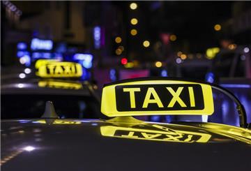 ARCHIV - 31.12.2024, Nordrhein-Westfalen, Köln: Ein Taxi mit beleuchtetem Taxischild wartet in einer Schlange von Taxen auf Fahrgäste. (zu dpa: «Betrunkene stehlen Taxi und bauen mehrere Unfälle») Foto: Christoph Reichwein/dpa +++ dpa-Bildfunk +++
