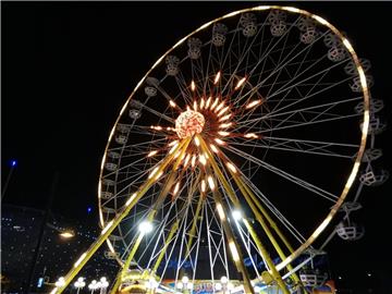 Bettina Breitschuh hat das Riesenrad beim Seestadtfest Bremerhaven am späten Abe...