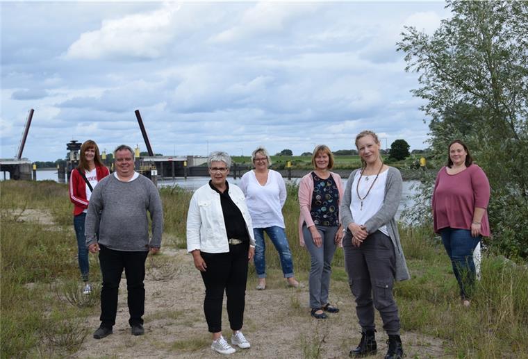 Würdevolles Sterben zu Hause Bettina Döhrer (2. von rechts) ist seit Anfang August die neue Koordinatorin beim Palliativ-Netzwerk Wesermarsch. Für den Verein ebenfalls ehrenamtlich oder beruflich aktiv sind (von links) Kerstin Broßmann (Buchhaltung), Alexander Jüttner (Vorsitzender), Birgitt Heckenberg (2. Vorsitzende), Christine Wilhelm (Schatzmeisterin), Simona Strauch (Koordinatorin) und Carmen Mörig (Koordinatorin).