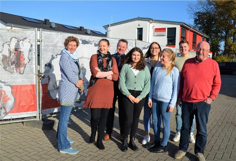 Langen: Steuerberatung investiert eine Million Euro Mitarbeiter der Bettina Summa Steuerberatung vor einem Bauzaun.