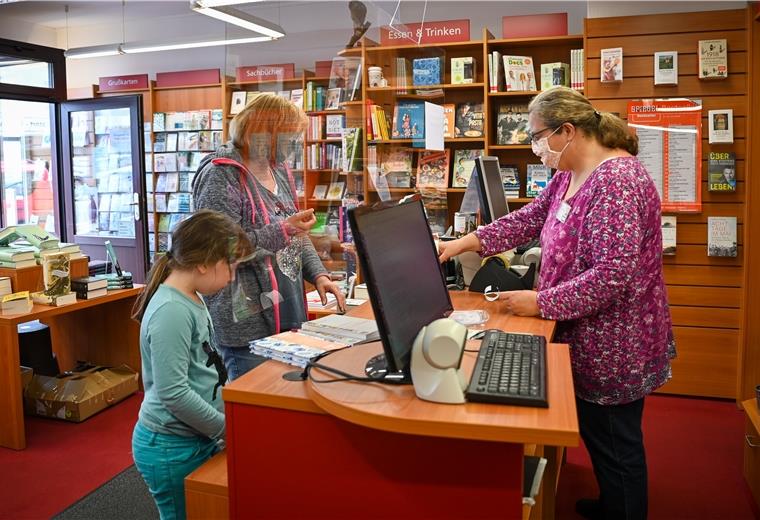 Bremerhaven/Cuxland: Welchen Branchen es wieder besser geht Bettina Tange von der Buchhandlung Memminger ist optimistisch. Die Kunden kommen weiterhin gerne und kaufen Bücher.