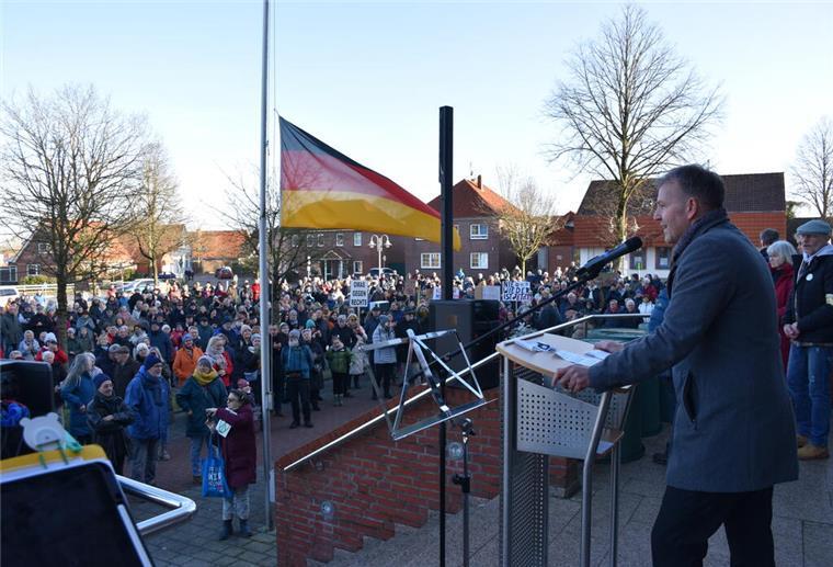 Demos gegen Rechtsextremismus zwischen Jade, Weser und Elbe: Die besten Bilder Beverstedts Bürgermeister Guido Dieckmann (parteilos) machte in seiner Rede deutlich: "Nie wieder ist jetzt!".