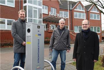 Beverstedts Bürgermeister Guido Dieckmann (von links) und Gemeindemitarbeiter Martin Borgwart begrüßen den neuen Klimaschutzmanager Dr. Thomas Hollands an seinem ersten Arbeitstag.