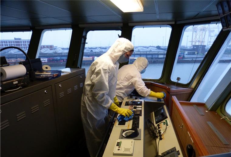 Bevor am Sonntag die Besatzung an Bord geht, wird die „Polarstern“ desinfiziert. 