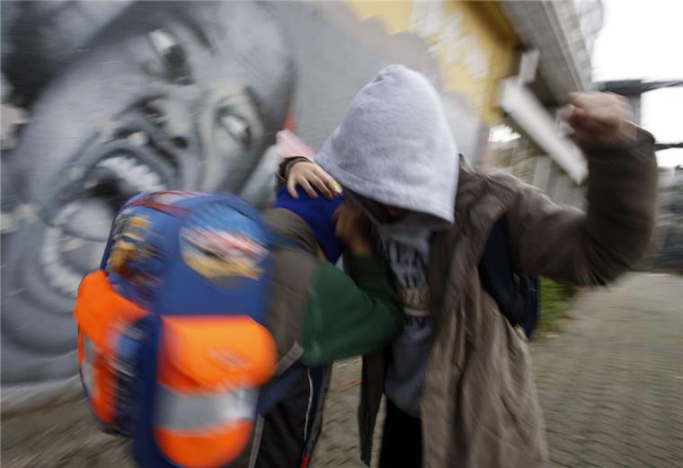 Senioren arbeiten als Streitschlichter an Schulen Bevor der Streit auf dem Schulhof eskaliert, wollen die ehrenamtlichen Senioren des Vereins Seniorpartner in School tätig werden.