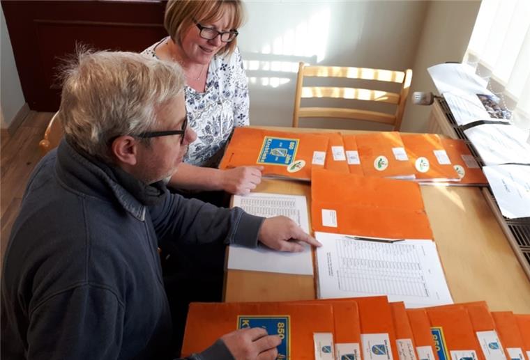 Nix digital: Kirchtimke setzt auf Umlaufmappen Bevor die Mappen verteilt werden können, müssen Frank Tibke und seine Frau Melanie per Hand die Zettel der örtlichen Vereine und Institutionen einsortieren.