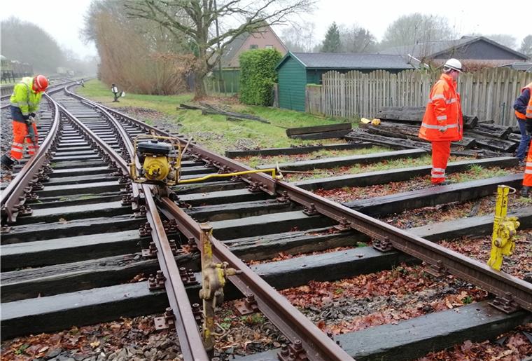 Museumsbahn im Cuxland soll wieder in Fahrt kommen Bevor die Museumsbahn wieder fahren kann, muss ein Teilstück der Strecke repariert werden.