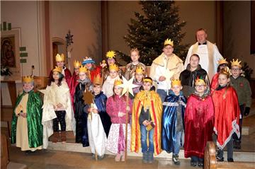 Bevor die Sternsinger loszogen, versammelten sie sich in einem Gottesdienst mit Pfarrer Karl Jasbinschek in der St.-Willehad-Kirche. 