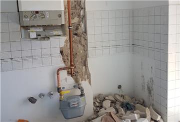 Bevor ein abgeklemmtes Haus wieder ans Gasnetz angeschlossen werden darf, wird die Dichtigkeit der Leitungen überprüft. Wenn dabei ein Leck festgestellt, wird es für die Bewohner ungemütlich und für die Eigentümer teuer: Mitunter müssen dann im ganzen Haus neue Kupferrohre verlegt werden.