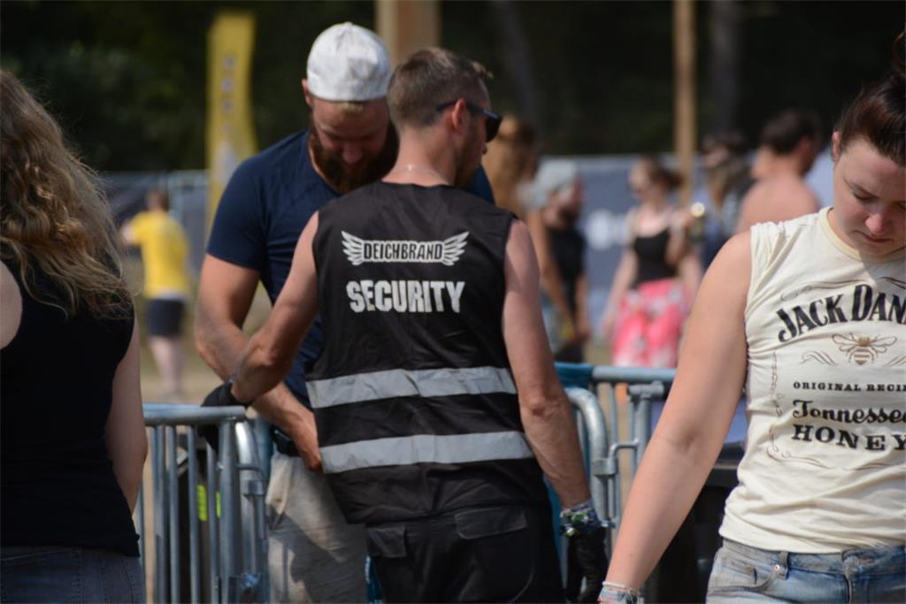 Bevor es auf das Infield geht, wird jeder kontrolliert.  Foto: Maffiotte