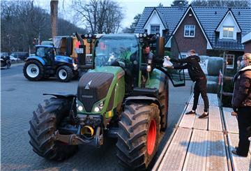 Ein Trecker am Drive-In- Restaurant