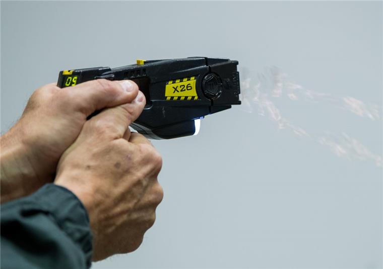 Polizei testet Elektroschockwaffen in Bremerhaven Bewähren sich Elektroschockwaffen im täglichen Polizeieinsatz? Diese Frage will die Ortspolizeibehörde ab den Sommerferien mit einem Taser-Test beantworten.