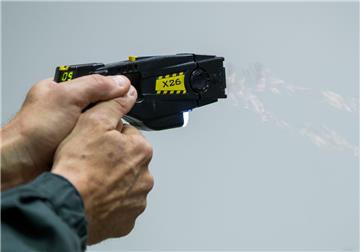 Bewähren sich Elektroschockwaffen im täglichen Polizeieinsatz? Diese Frage will die Ortspolizeibehörde ab den Sommerferien mit einem Taser-Test beantworten.