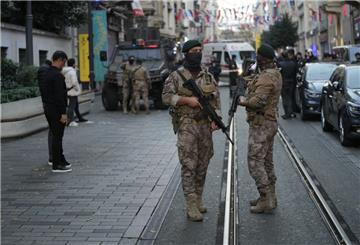 Bewaffnete Sicherheitskräfte stehen auf der beliebten Fußgängerzone Istiklal. 
