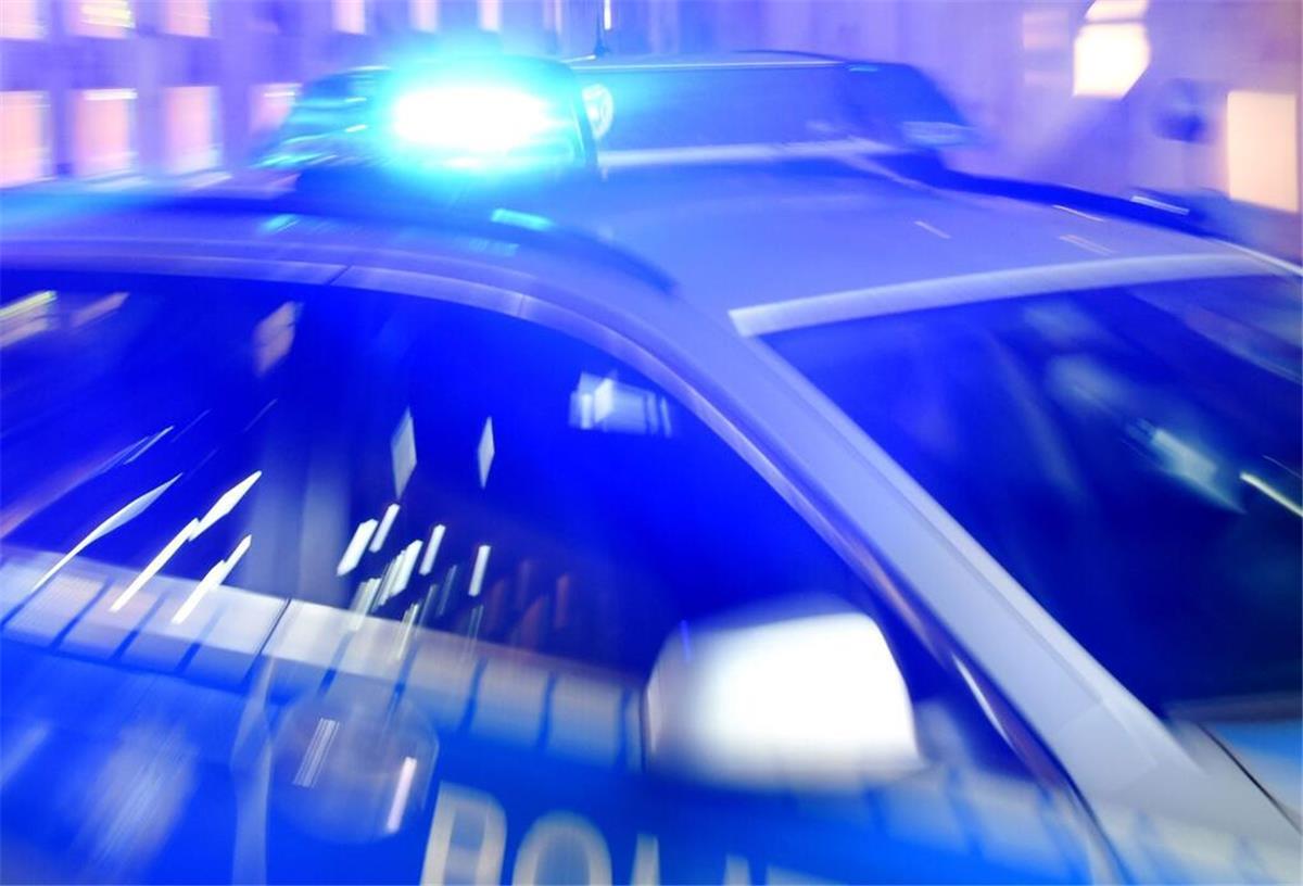 Mit Pistole und Messer: Bewaffnete Täter scheitern an mutigem Verkäufer Ein Streifenwagen der Polizei steht mit eingeschaltetem Blaulicht auf der Straße. (Symbolfoto) (zu dpa: «Mann stoppt Falschfahrer auf A31»)