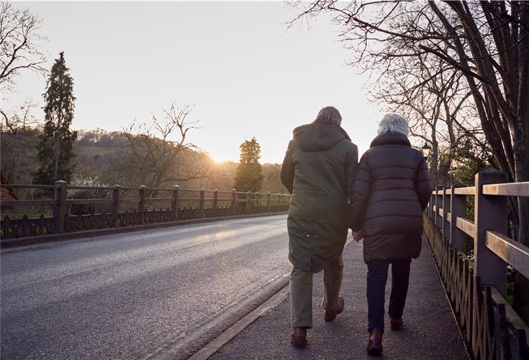 Viel Bewegung trotz Herzproblemen Trotz Winter: Menschen bewegen sich im draußen im Sonnenuntergang