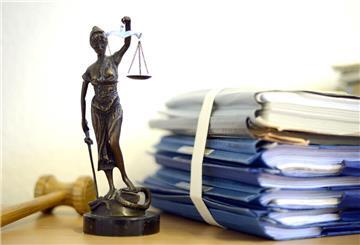  Die modellhafte Nachbildung der Justitia steht im Raum eines Richters des Landgerichts 