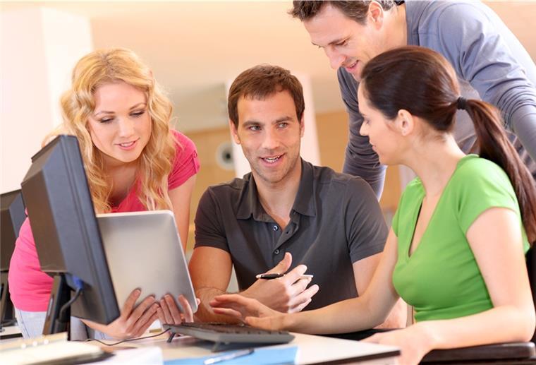 Ausbildung 2022: Werde Teil eines coolen Teams! Junge Leute im Gespräch