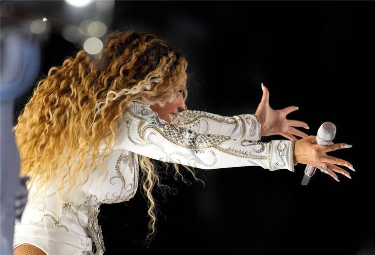 Beyoncé macht zu NFL-Auftritt mysteriöse Andeutung Beyoncé begeisterte Zuschauer mit einem spektakulären Auftritt.