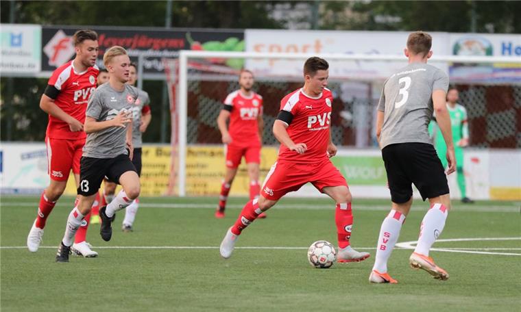 Braker Fußballern gelingt im Bezirkspokal eine Überraschung Bezirksligist SV Brake (rote Trikots/am Ball Jan Speer) bezwang den klassenhöheren Landesligisten VfL Wildeshausen in der dritten Runde mit 3:1.