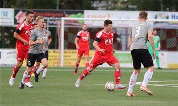 Bezirksligist SV Brake (rote Trikots/am Ball Jan Speer) bezwang den klassenhöheren Landesligisten VfL Wildeshausen in der dritten Runde mit 3:1.