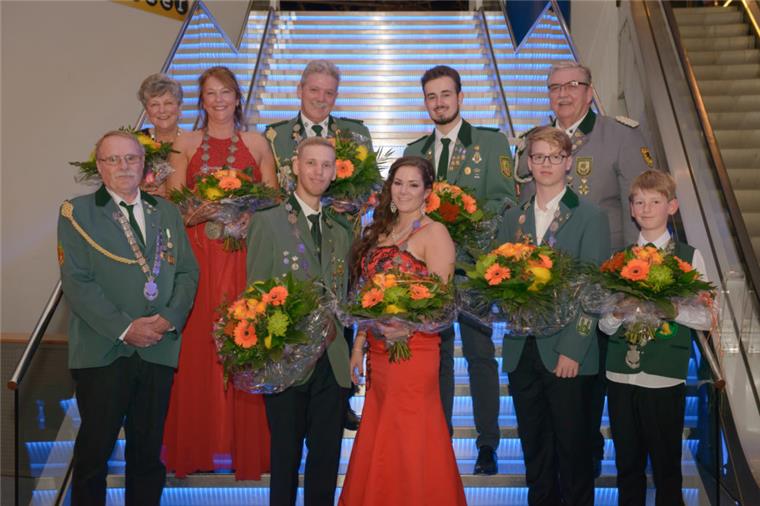 Schützen aus Bremerhaven und umzu feiern (Bilder und Video) Bezirksschützenball in der Stadthalle Bremerhaven. Die neuen Majestäten von links: John Boettjer, Heidi Wrede, Katja Alpers, Detlef Gärtner, Peter Armbrust, Angelina Werner, Pascal Eichel, Nico Dreyer, Jürgen Wintjen (Präsident) und Tim Prüßler.