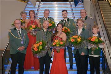 Bezirksschützenball in der Stadthalle Bremerhaven. Die neuen Majestäten von links: John Boettjer, Heidi Wrede, Katja Alpers, Detlef Gärtner, Peter Armbrust, Angelina Werner, Pascal Eichel, Nico Dreyer, Jürgen Wintjen (Präsident) und Tim Prüßler.