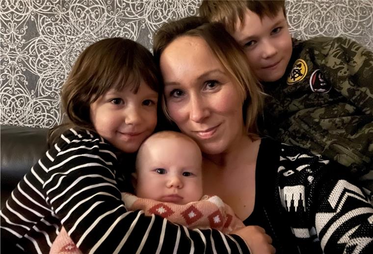 Sittensen: Ärger über gekürzte Betreuungszeit Bianca Bolle, hier mit ihren Kindern, versteht nicht, warum man ihr ausgerechnet während des Mutterschutzes die Kinderbetreuung kürzt.