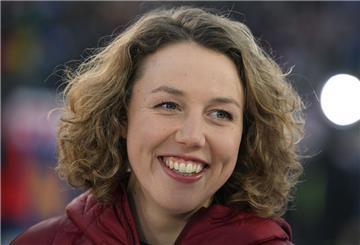 Laura Dahlmeier als Fernsehexpertin im Stadion.