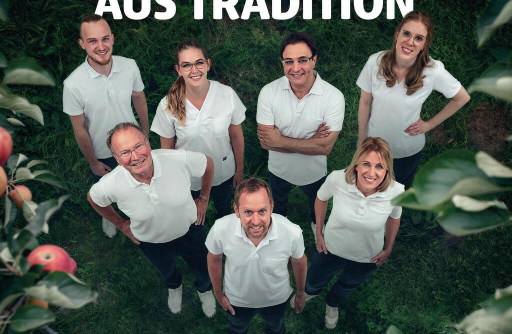 Das Team aus Zahnärztinnen und Zahnärzten: (hinten, von links) Jan Marencke, Malena Sieg, Mehrdad Raissi, Wiebke Behrends, (vorne, von links: Dr. Bernhard Buchwald sen., Dr. Bernhard Buchwald jun., Dr. Judith Buchwald. Es fehlt Meike Reeckmans.