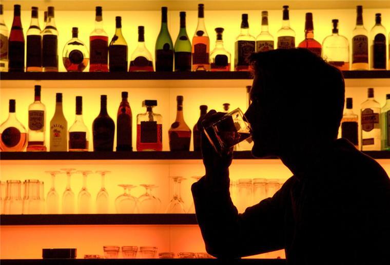 Bier oder Wein? Die Reihenfolge spielt keine Rolle – entscheidend ist die Menge des Alkohols. (Symbolbild)