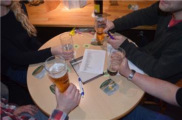 Bier, Schnaps und Fragen über Fragen: Beim Kneipenquiz in der "Alten Bürger" in Bremerhaven ist gutes Allgemeinwissen gefragt.