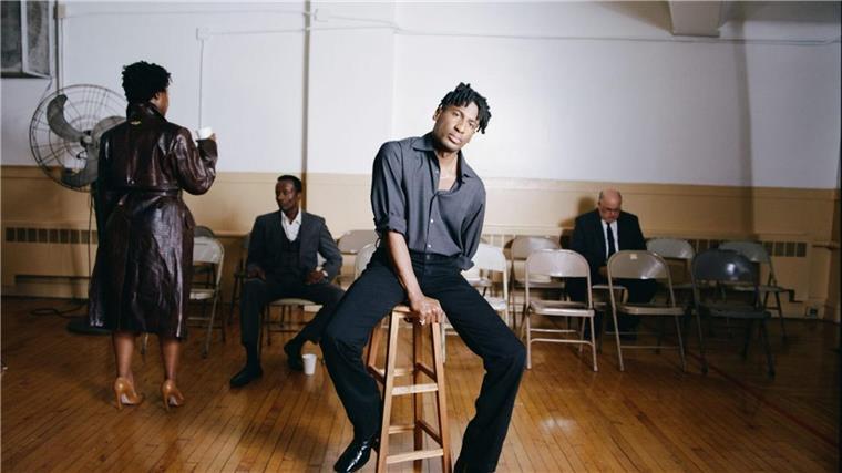 Jon Batiste: Zwischen Groove und Gesellschaftskritik „Big Money“ ist Jon Batistes tanzbarer Rundumschlag gegen Kapitalismus und Oberflächlichkeit – voller Soul, Witz und spiritueller Tiefe.