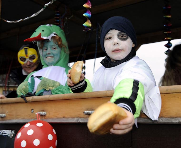 8000 Besucher beim Karneval 2016: In Wehdel sind die Narren los