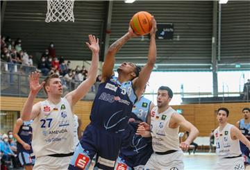 Kevin Yebo (Mitte) zeigte eine starke Leistung und brachte es auf acht Punkte und acht Rebounds.  