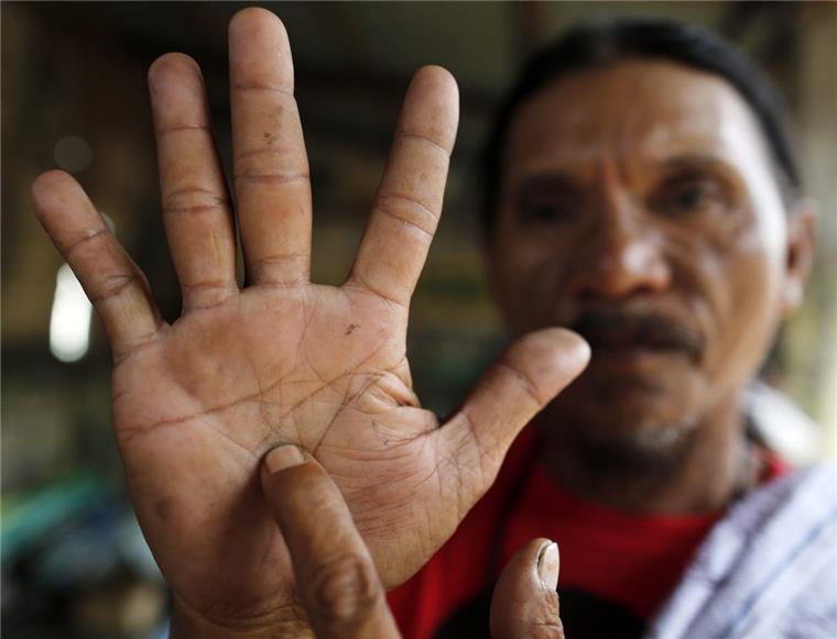Sie lassen sich für ihren Glauben ans Kreuz nageln Kein Schauspiel, sondern Realität. Mehr als ein Dutzend Gläubige nehmen an dem Ritual auf den Philippinen teil.