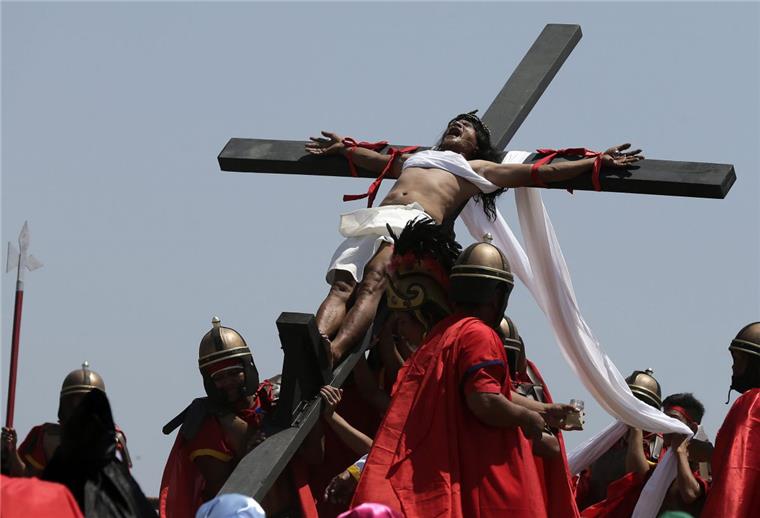 Sie lassen sich für ihren Glauben ans Kreuz nageln Kein Schauspiel, sondern Realität. Mehr als ein Dutzend Gläubige nehmen an dem Ritual auf den Philippinen teil.
