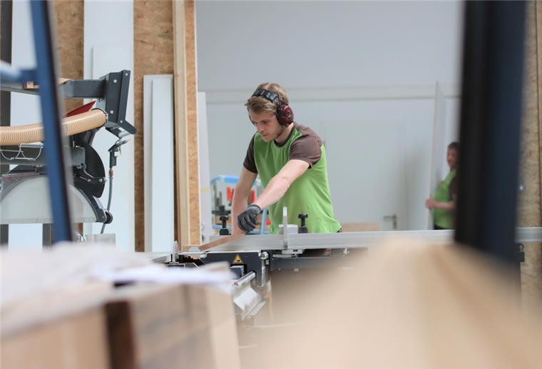 Die Liebe zum Werkstoff Holz Arbeiter in der Werkstatt