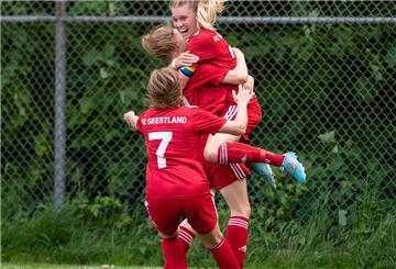 Nach dem Siegtreffer war die Freude bei den Geestländerinnen (von links) Rieke Wittpenn, Lisa-Sophie Duetsch und Alicia Kersten riesig.